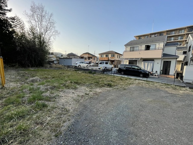 入間郡毛呂山町毛呂本郷　売地の前面道路含む現地写真