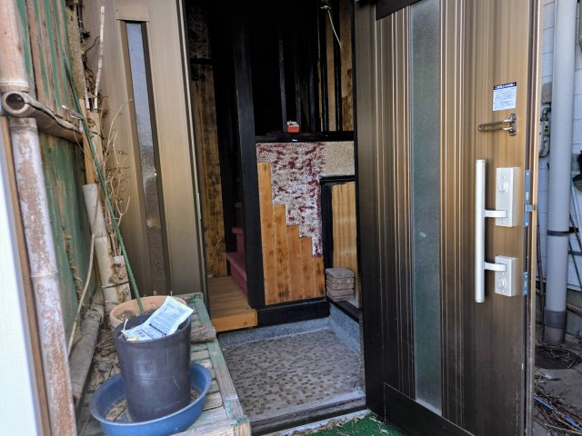 ～高台の開放感と眺望を楽しめる2階建て住まい～ B棟 兵庫県神戸市垂水区潮見が丘１丁目の玄関|玄関扉を開けると風が通り抜け、室内へ心地よい空気を取り込めます