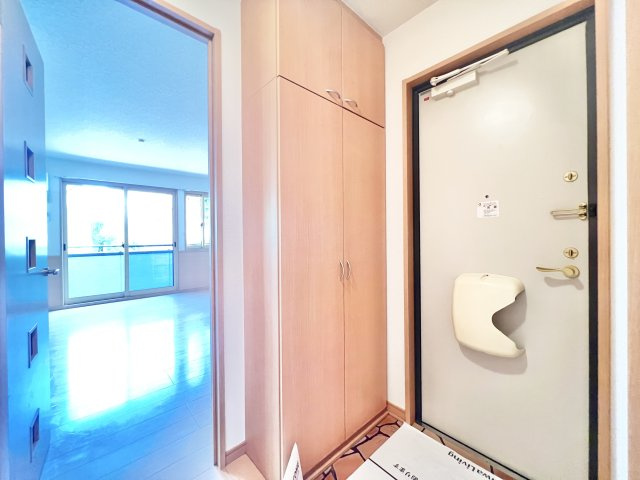 カーサみつわ台  Kの玄関|収納もある玄関です