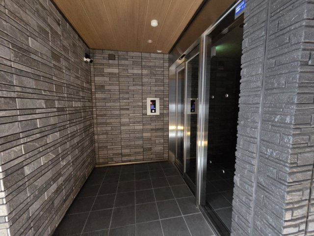 SIX BIJOUX堺町五条のエントランス