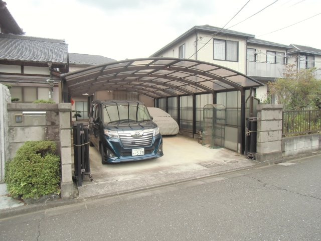 南大沢貸家（物置付き事務所）の駐車場
