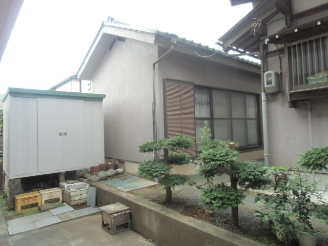 南大沢貸家（物置付き事務所）のその他|物置（右側建物）