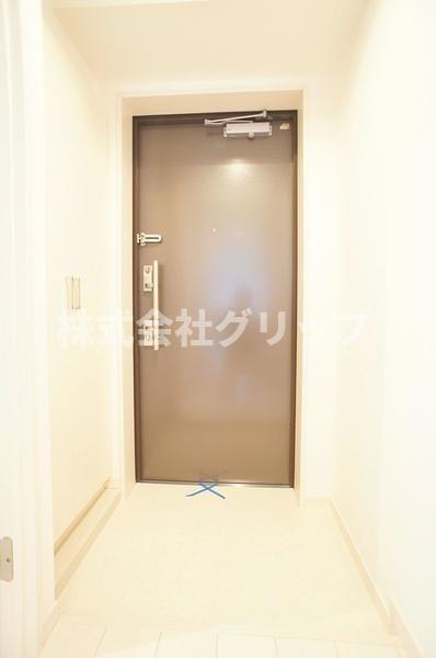 横浜市西区浅間町４丁目の賃貸マンションの玄関