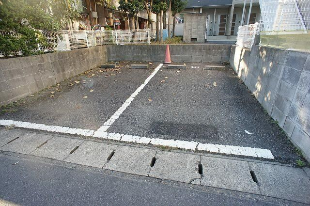 コンフォルターブルＡの駐車場