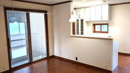 「室内大変綺麗」香美市香北町韮生野　中古一戸建ての居間・リビング|陽光が心地よく差し込む広々LDK。バルコニーへ直接出入り可能で解放感あふれる団らん空間。