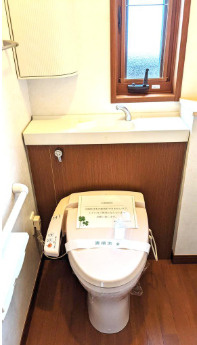 「室内大変綺麗」香美市香北町韮生野　中古一戸建てのトイレ|手洗いカウンター付きの快適な温水洗浄便座トイレ。小窓を備えた明るく清潔感のある空間。