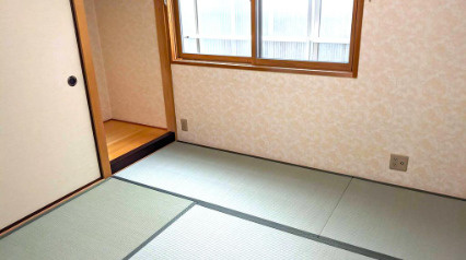 「室内大変綺麗」香美市香北町韮生野　中古一戸建ての和室|落ち着いた時間が流れるモダンな和室空間。客間やお子さまのお昼寝スペースとしても重宝します。