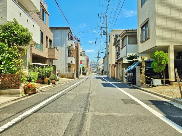 北区王子3丁目 限定1棟の前面道路含む現地写真|前面道路は広々5.9ｍ公道
お車の出し入れも安心です♪♪
小中学校も近くお子様の通学も安心の立地
お買い物施設も徒歩10分圏内に揃っております