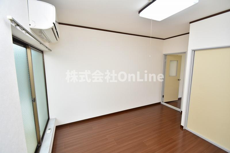 東大阪市衣摺３丁目のアパートの居間・リビング