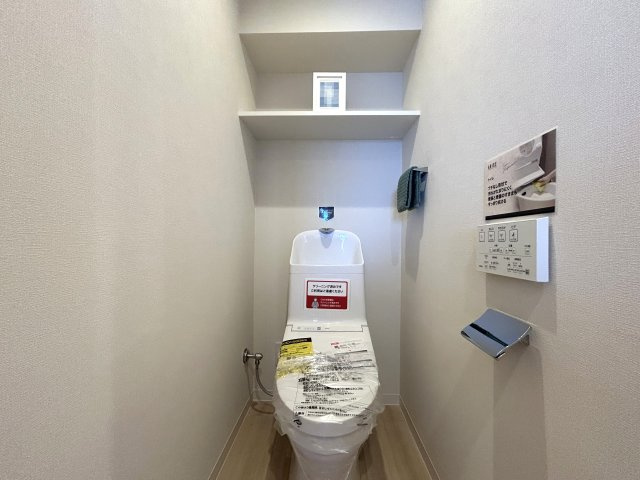 快適性と機能性に配慮された居住空間☆見えない部分まで交換・保証された安心の新生活♪そして、この物価高の時代に、リビングへエアコン１台付けちゃった太っ腹！！な、【パーク・ノヴァ横浜吉野町】リノベーションのトイレ|トイレもきれいです