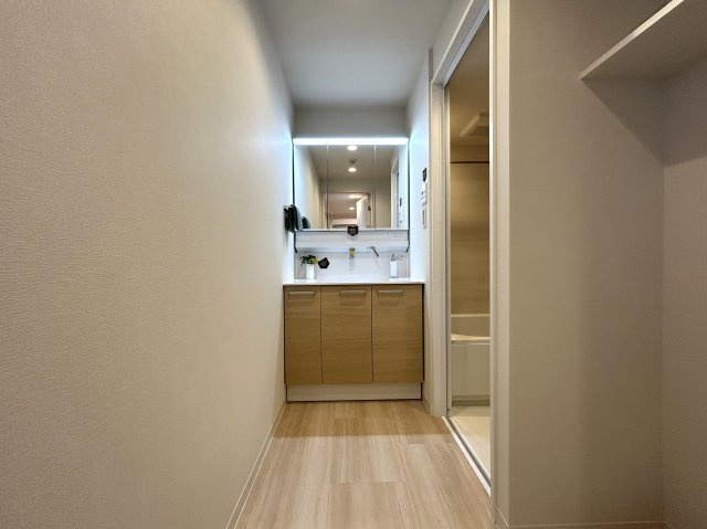 快適性と機能性に配慮された居住空間☆見えない部分まで交換・保証された安心の新生活♪そして、この物価高の時代に、リビングへエアコン１台付けちゃった太っ腹！！な、【パーク・ノヴァ横浜吉野町】リノベーションの独立洗面台|朝の支度にも助かる、独立の洗髪洗面化粧台
