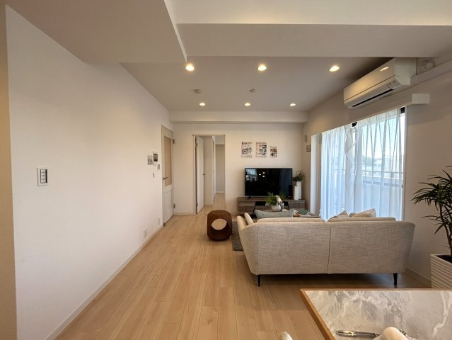 快適性と機能性に配慮された居住空間☆見えない部分まで交換・保証された安心の新生活♪そして、この物価高の時代に、リビングへエアコン１台付けちゃった太っ腹！！な、【パーク・ノヴァ横浜吉野町】リノベーションの居間・リビング|こちらの居間で趣味の時間をお楽しみください
