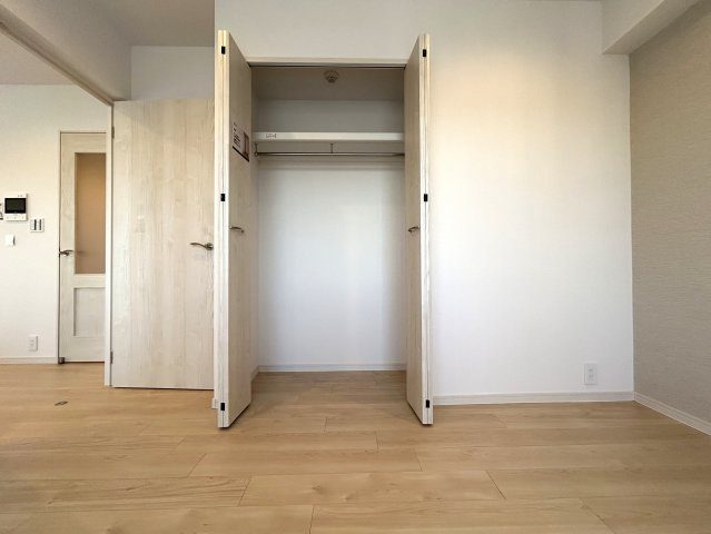 快適性と機能性に配慮された居住空間☆見えない部分まで交換・保証された安心の新生活♪そして、この物価高の時代に、リビングへエアコン１台付けちゃった太っ腹！！な、【パーク・ノヴァ横浜吉野町】リノベーションの洋室|ゆったりした洋室です