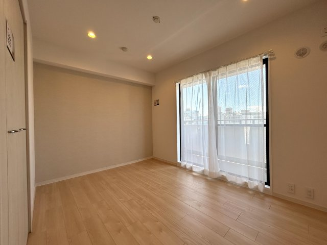 快適性と機能性に配慮された居住空間☆見えない部分まで交換・保証された安心の新生活♪そして、この物価高の時代に、リビングへエアコン１台付けちゃった太っ腹！！な、【パーク・ノヴァ横浜吉野町】リノベーションの洋室|落ち着いた色調の洋室です