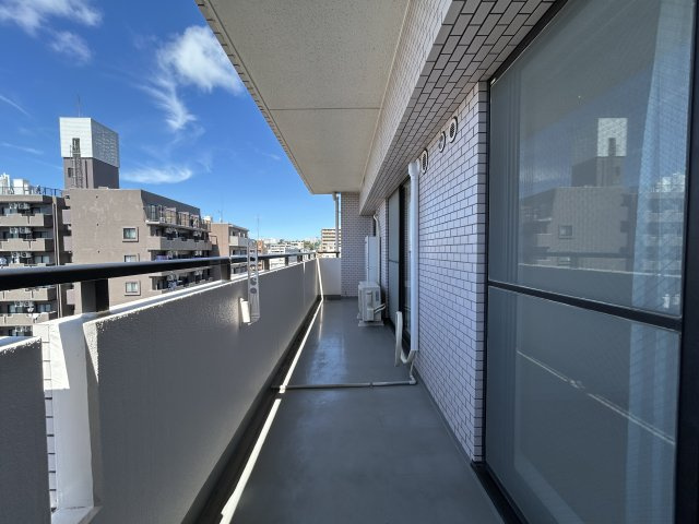 快適性と機能性に配慮された居住空間☆見えない部分まで交換・保証された安心の新生活♪そして、この物価高の時代に、リビングへエアコン１台付けちゃった太っ腹！！な、【パーク・ノヴァ横浜吉野町】リノベーションのバルコニー|陽当たり良好なバルコニーです