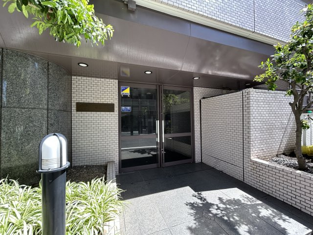 快適性と機能性に配慮された居住空間☆見えない部分まで交換・保証された安心の新生活♪そして、この物価高の時代に、リビングへエアコン１台付けちゃった太っ腹！！な、【パーク・ノヴァ横浜吉野町】リノベーションのエントランス|ゆとりのあるエントランスです