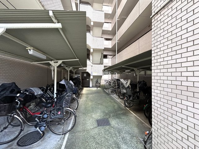 快適性と機能性に配慮された居住空間☆見えない部分まで交換・保証された安心の新生活♪そして、この物価高の時代に、リビングへエアコン１台付けちゃった太っ腹！！な、【パーク・ノヴァ横浜吉野町】リノベーションの駐輪場