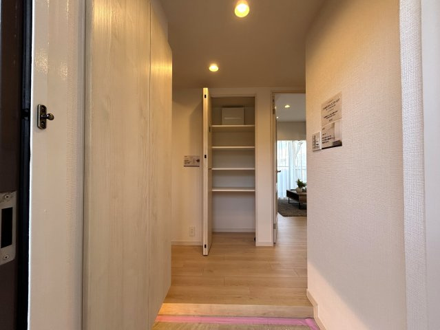 快適性と機能性に配慮された居住空間☆見えない部分まで交換・保証された安心の新生活♪そして、この物価高の時代に、リビングへエアコン１台付けちゃった太っ腹！！な、【パーク・ノヴァ横浜吉野町】リノベーションの玄関|玄関です