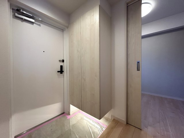 快適性と機能性に配慮された居住空間☆見えない部分まで交換・保証された安心の新生活♪そして、この物価高の時代に、リビングへエアコン１台付けちゃった太っ腹！！な、【パーク・ノヴァ横浜吉野町】リノベーションの玄関|毎日通る玄関はこちらです