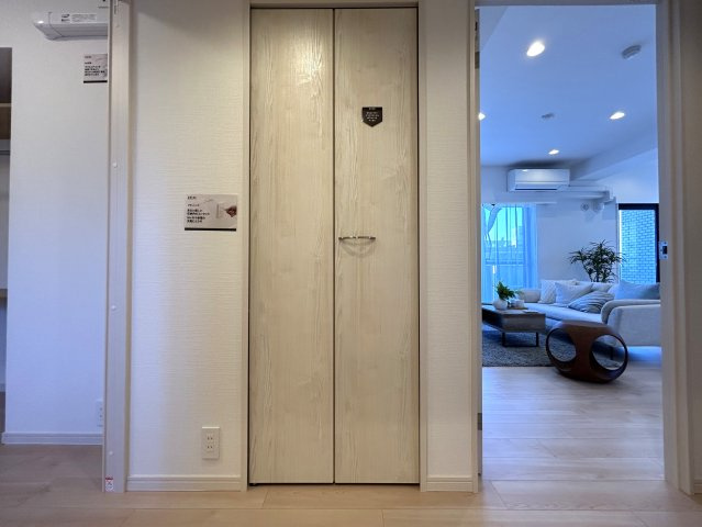 快適性と機能性に配慮された居住空間☆見えない部分まで交換・保証された安心の新生活♪そして、この物価高の時代に、リビングへエアコン１台付けちゃった太っ腹！！な、【パーク・ノヴァ横浜吉野町】リノベーションの収納|ちょっとした収納スペースも充実しています