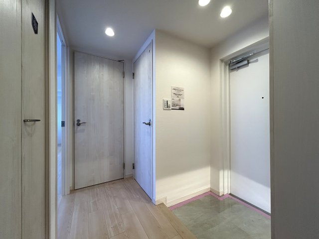 快適性と機能性に配慮された居住空間☆見えない部分まで交換・保証された安心の新生活♪そして、この物価高の時代に、リビングへエアコン１台付けちゃった太っ腹！！な、【パーク・ノヴァ横浜吉野町】リノベーションの玄関|シンプルで使いやすい玄関です