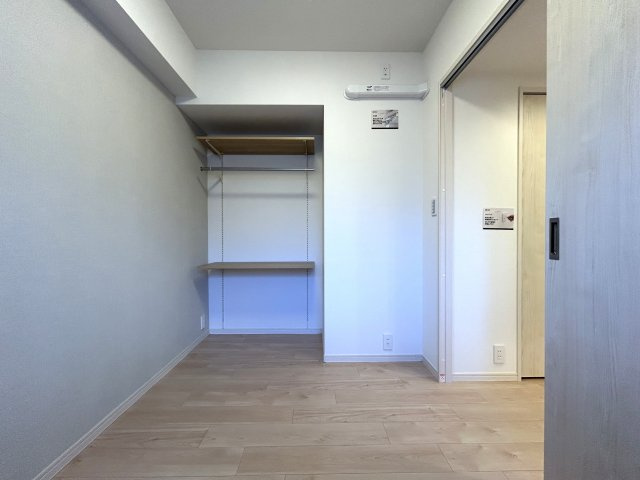 快適性と機能性に配慮された居住空間☆見えない部分まで交換・保証された安心の新生活♪そして、この物価高の時代に、リビングへエアコン１台付けちゃった太っ腹！！な、【パーク・ノヴァ横浜吉野町】リノベーションの洋室|スタンダードな洋室です