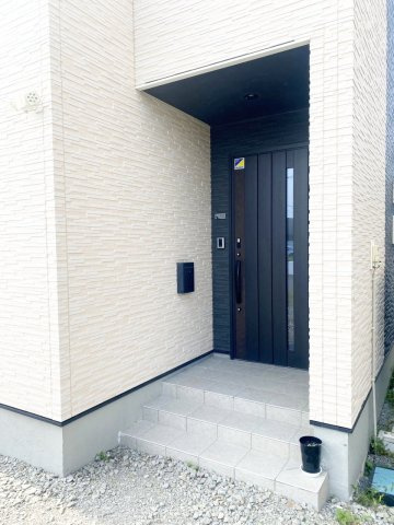 石狩郡当別町末広　令和3年築戸建の玄関|玄関は安心のカメラ付きインターホン♪