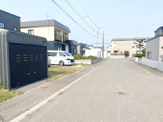 石狩郡当別町末広　令和3年築戸建の周辺|前面道路は8ｍで高低差も少ないため出し入れに便利♪