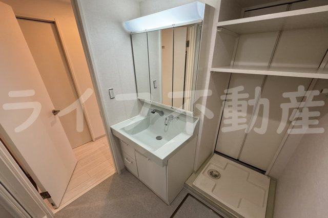シャルム小阪壱番館の独立洗面台|独立洗面台あり、毎朝おしゃれに忙しい女性の方におすすめです