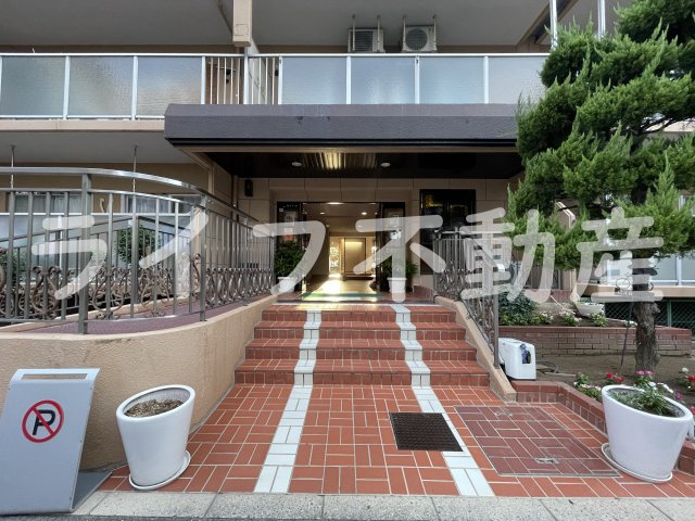 シャルム小阪壱番館のエントランス|毎日通るエントランスはこのようになっています