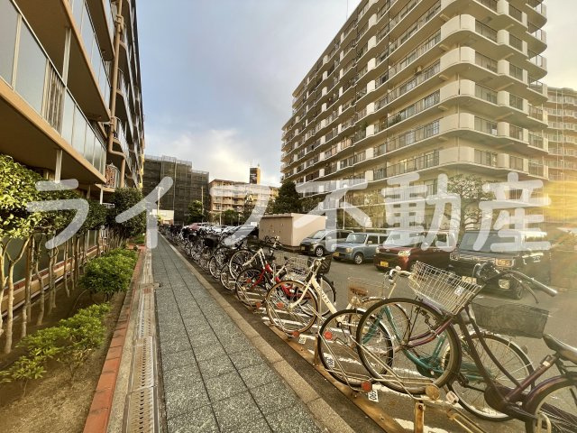 シャルム小阪壱番館の駐車場|駐車場に車を止められます