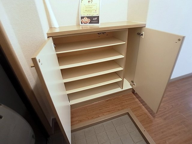 河上マンションの玄関|シューズＢＯＸも完備