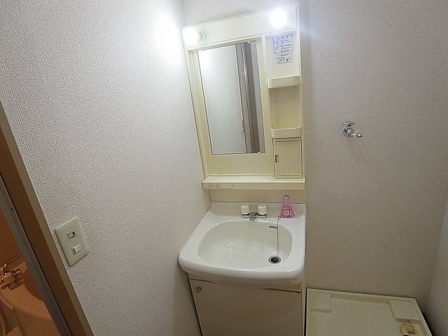 河上マンションの洗面所|独立洗面、室内洗濯機置場