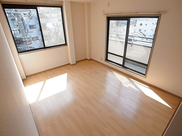 河上マンションの内装|2面採光の明るい洋室