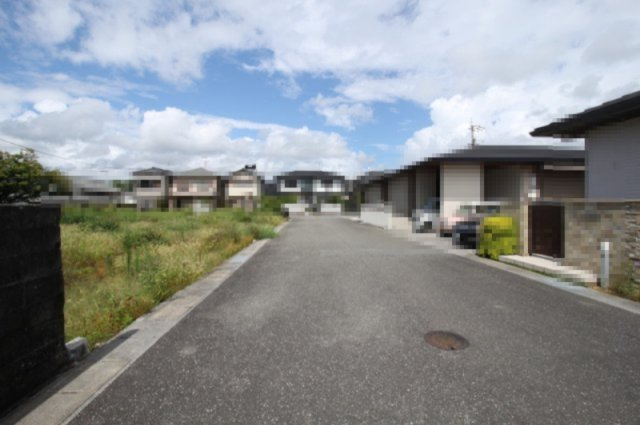 香美市土佐山田町東本町2丁目　建築条件付き　売土地　北棟　（全2区画）の前面道路含む現地写真|東側　公道　幅　7.0ｍ
