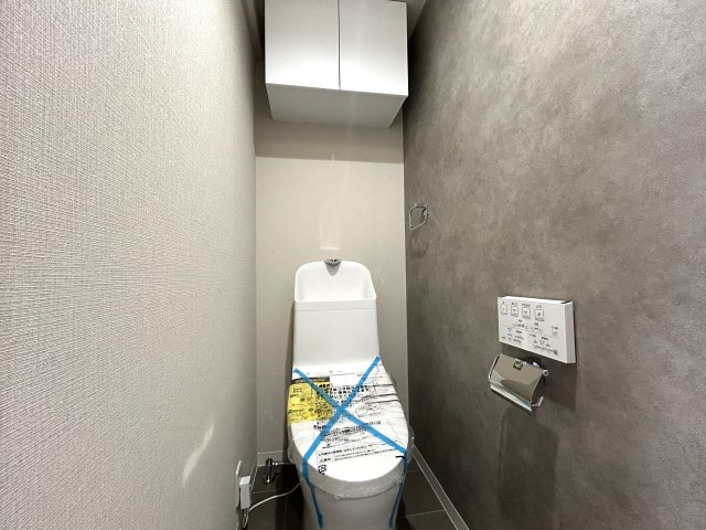 シンプルが一番いい！無駄のない間取り☆飽きの来ない内装にリノベーションがまたイイ☆２路線利用可な好立地！一人で住むのも、二人で住むのもTHE横浜を感じて！な、【セントラル伊勢佐木西】のトイレ|落ち着いたトイレです