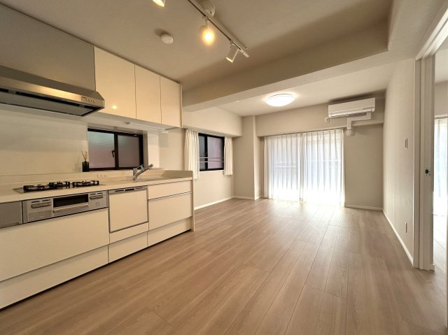 シンプルが一番いい！無駄のない間取り☆飽きの来ない内装にリノベーションがまたイイ☆２路線利用可な好立地！一人で住むのも、二人で住むのもTHE横浜を感じて！な、【セントラル伊勢佐木西】の居間・リビング|使いやすいリビングです