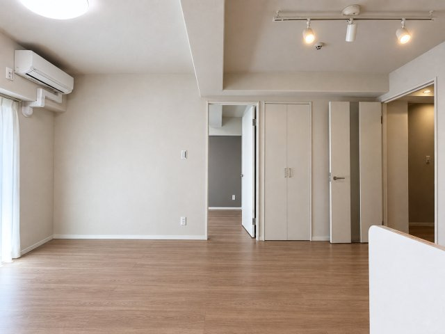 シンプルが一番いい！無駄のない間取り☆飽きの来ない内装にリノベーションがまたイイ☆２路線利用可な好立地！一人で住むのも、二人で住むのもTHE横浜を感じて！な、【セントラル伊勢佐木西】の居間・リビング|おしゃれな居間です