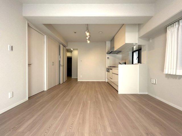 シンプルが一番いい！無駄のない間取り☆飽きの来ない内装にリノベーションがまたイイ☆２路線利用可な好立地！一人で住むのも、二人で住むのもTHE横浜を感じて！な、【セントラル伊勢佐木西】の居間・リビング|居間です