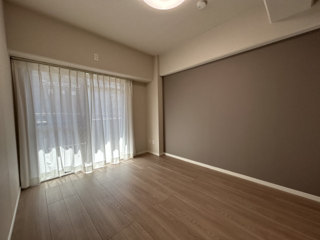 シンプルが一番いい！無駄のない間取り☆飽きの来ない内装にリノベーションがまたイイ☆２路線利用可な好立地！一人で住むのも、二人で住むのもTHE横浜を感じて！な、【セントラル伊勢佐木西】の洋室|スタンダードな洋室です