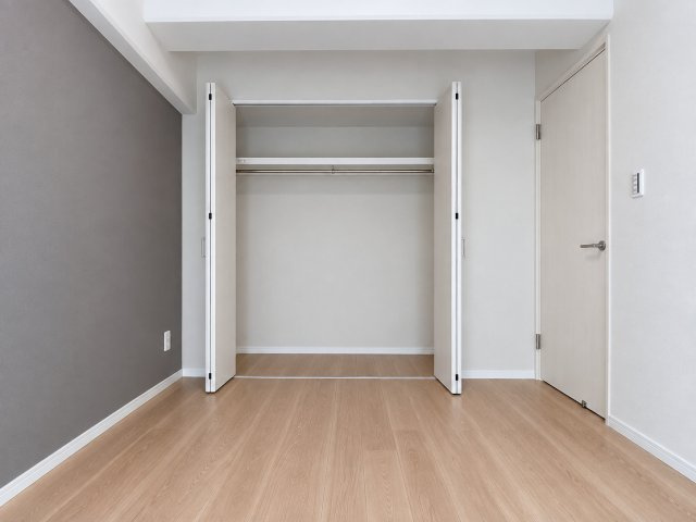 シンプルが一番いい！無駄のない間取り☆飽きの来ない内装にリノベーションがまたイイ☆２路線利用可な好立地！一人で住むのも、二人で住むのもTHE横浜を感じて！な、【セントラル伊勢佐木西】の洋室|きれいな洋室です