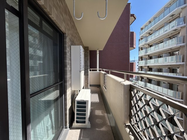 シンプルが一番いい！無駄のない間取り☆飽きの来ない内装にリノベーションがまたイイ☆２路線利用可な好立地！一人で住むのも、二人で住むのもTHE横浜を感じて！な、【セントラル伊勢佐木西】のバルコニー|落ち着いた時間を過ごせるバルコニーです