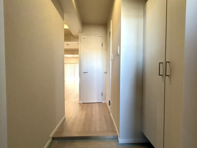 シンプルが一番いい！無駄のない間取り☆飽きの来ない内装にリノベーションがまたイイ☆２路線利用可な好立地！一人で住むのも、二人で住むのもTHE横浜を感じて！な、【セントラル伊勢佐木西】の玄関|落ち着いた玄関です
