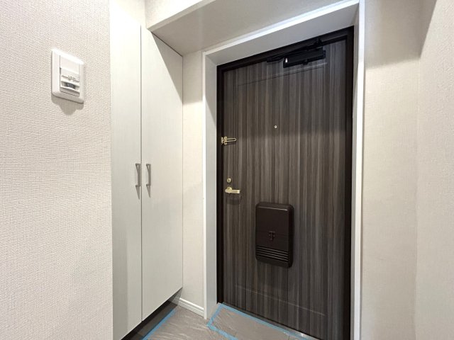 シンプルが一番いい！無駄のない間取り☆飽きの来ない内装にリノベーションがまたイイ☆２路線利用可な好立地！一人で住むのも、二人で住むのもTHE横浜を感じて！な、【セントラル伊勢佐木西】の玄関|きれいな玄関です