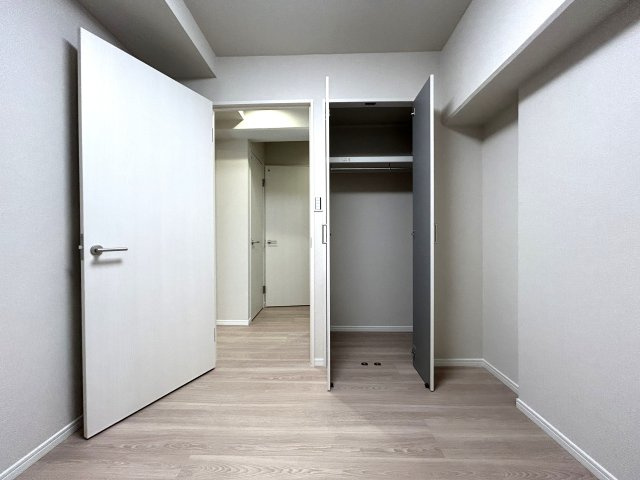シンプルが一番いい！無駄のない間取り☆飽きの来ない内装にリノベーションがまたイイ☆２路線利用可な好立地！一人で住むのも、二人で住むのもTHE横浜を感じて！な、【セントラル伊勢佐木西】の洋室|落ち着いた色調の洋室です