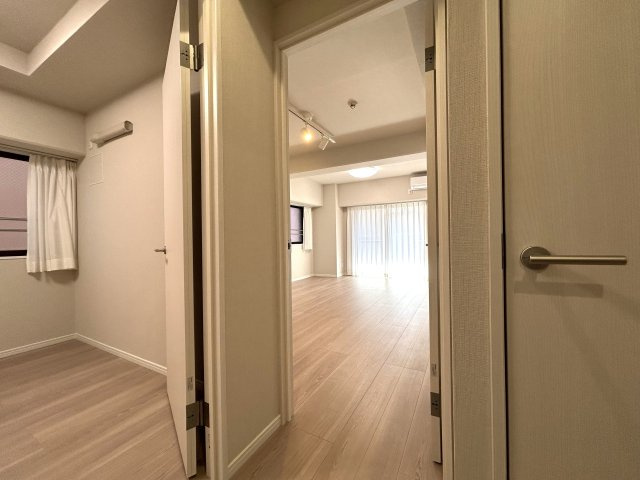 シンプルが一番いい！無駄のない間取り☆飽きの来ない内装にリノベーションがまたイイ☆２路線利用可な好立地！一人で住むのも、二人で住むのもTHE横浜を感じて！な、【セントラル伊勢佐木西】の内装|内装もきれいです