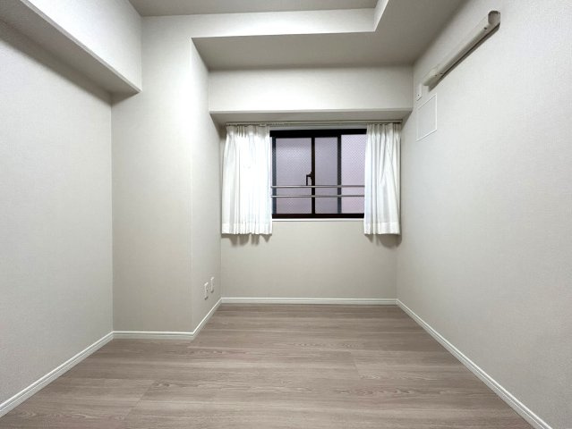 シンプルが一番いい！無駄のない間取り☆飽きの来ない内装にリノベーションがまたイイ☆２路線利用可な好立地！一人で住むのも、二人で住むのもTHE横浜を感じて！な、【セントラル伊勢佐木西】の洋室|使い勝手のいい洋室です
