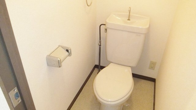 ベルレージュ船橋のトイレ|トイレ上部に棚ついています