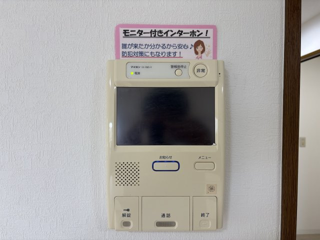 ホワイトキャッスル若松駅前の防犯設備|モニター付きインターフォンを完備！来訪者の顔を確認できる安心の設備です♪