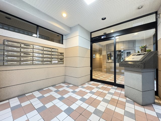 ホワイトキャッスル若松駅前のエントランス|オートロック完備！セキュリティ面にも配慮された安心のマンションです♪